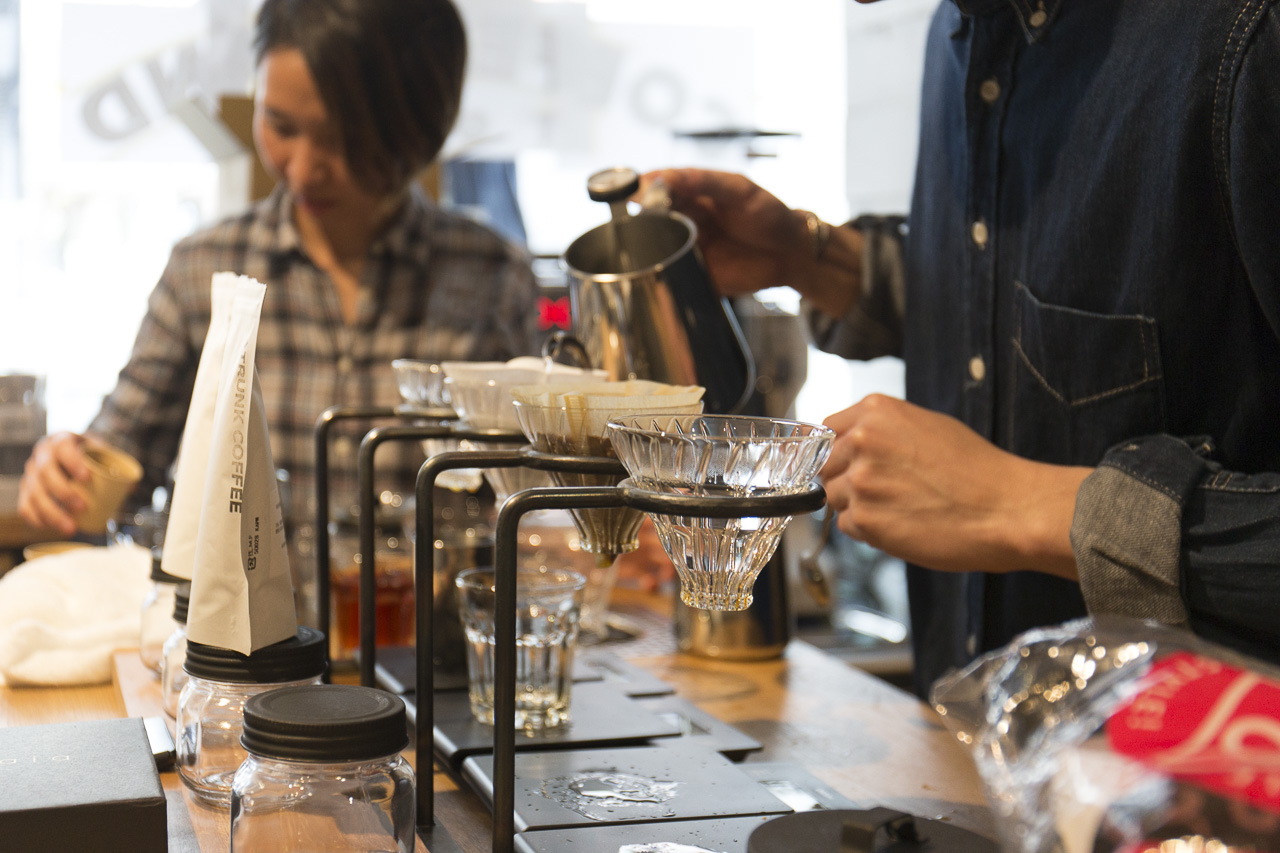 バリスタが一杯一杯丁寧にコーヒーをいれます。